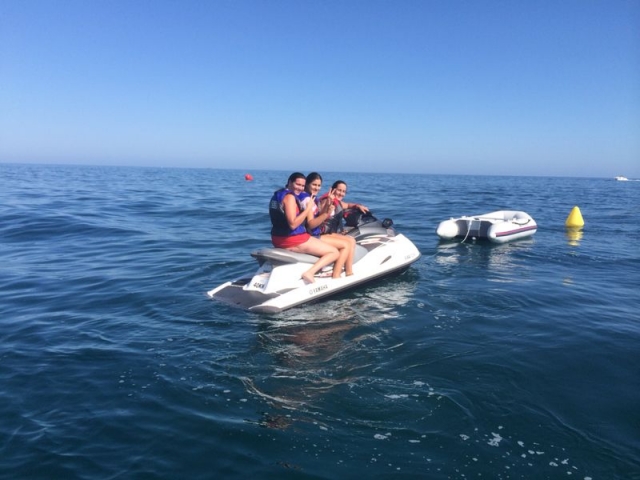 Monta en moto de agua con tus amigos